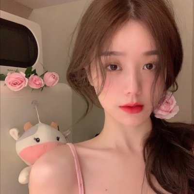 给小酒馆女子喝高杯酒